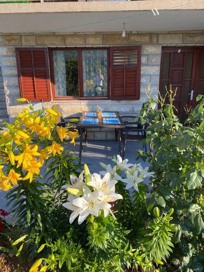 Apartmani I & J Seric Seget Vranjica Bagian luar foto