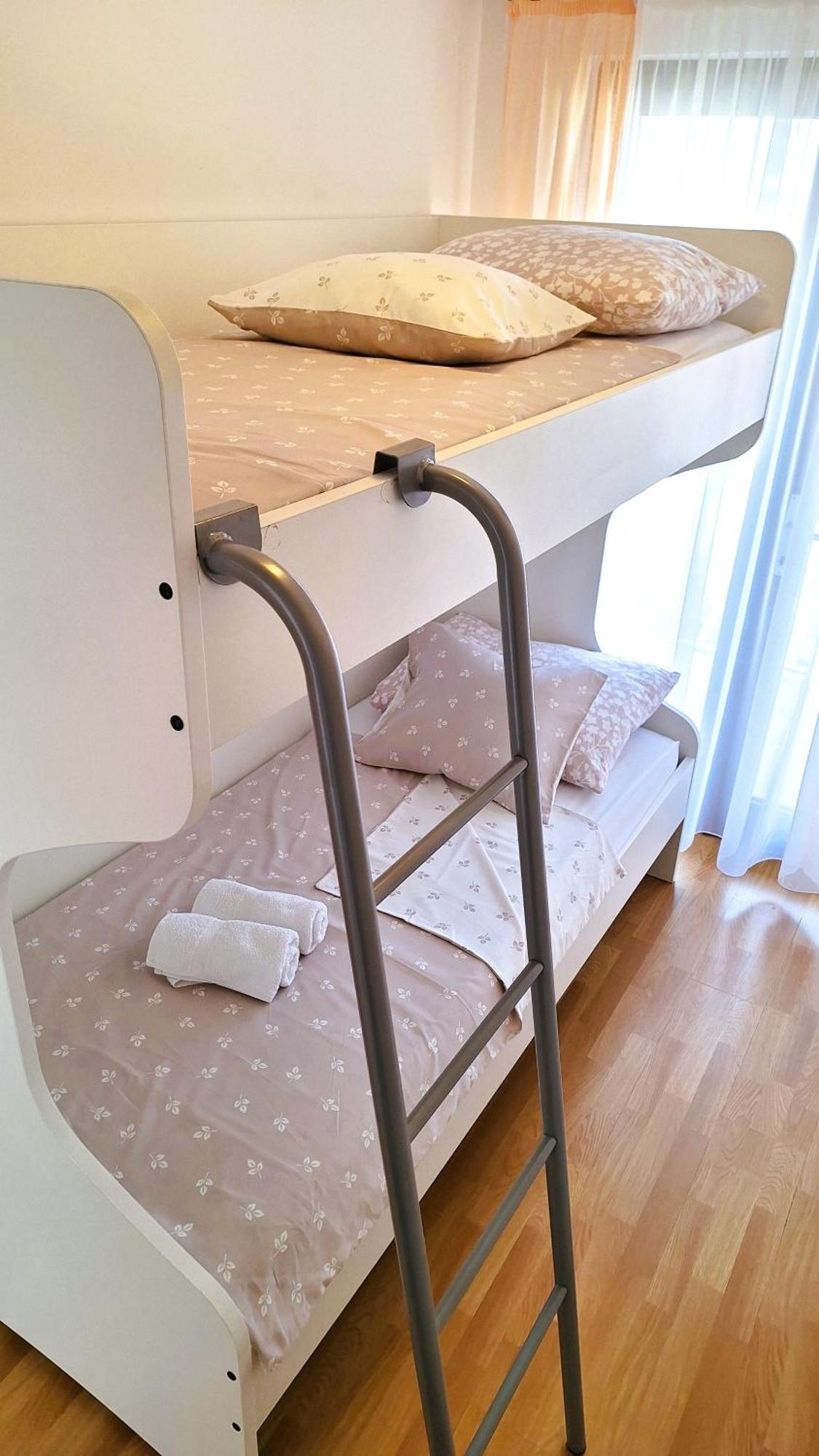 Apartmani I & J Seric Seget Vranjica Bagian luar foto