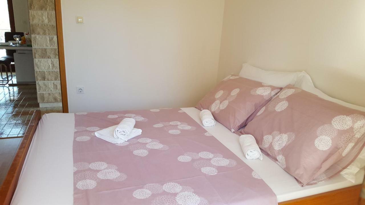 Apartmani I & J Seric Seget Vranjica Bagian luar foto